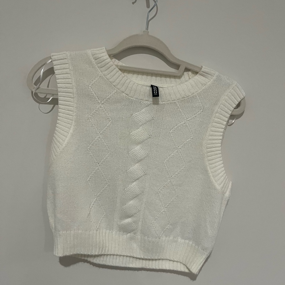 H&M cropped sweater vest